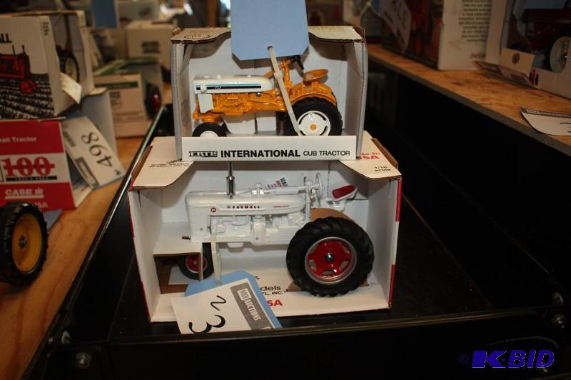 lot 391 image: Special Edition International Cub Tractor and...