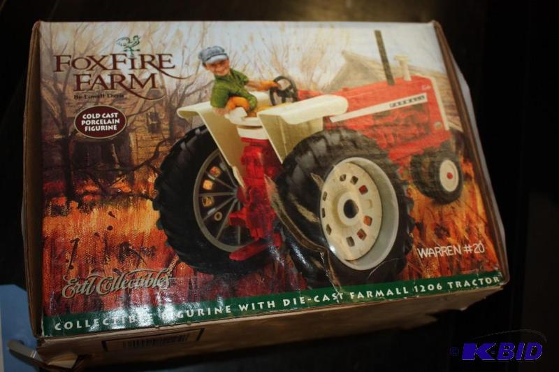 lot 393 image: Farmall 1206 Tractor with Collectible Figurin...