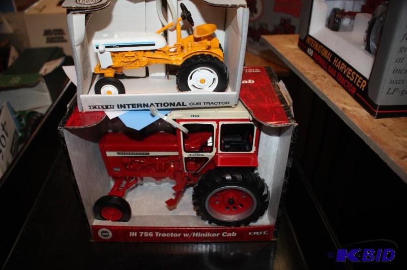 lot 394 image: Special Edition International Cub Tractor and...
