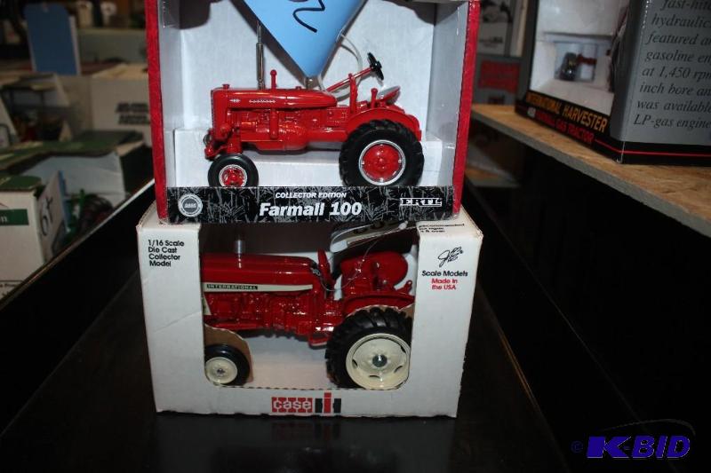 lot 395 image: Collectors Edition Farmall&nbsp100 Tractor a...