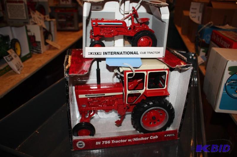 lot 399 image: IH 756 Tractor with Hiniker&nbspCab and Inte...