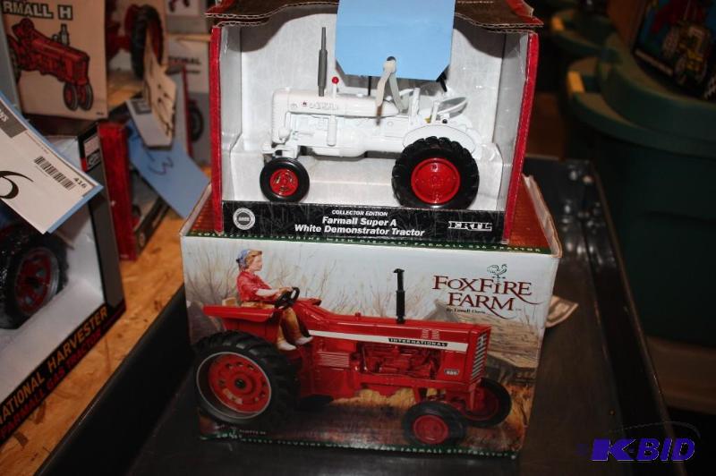 lot 418 image: Collectors Edition Farmall Super A White Demo...