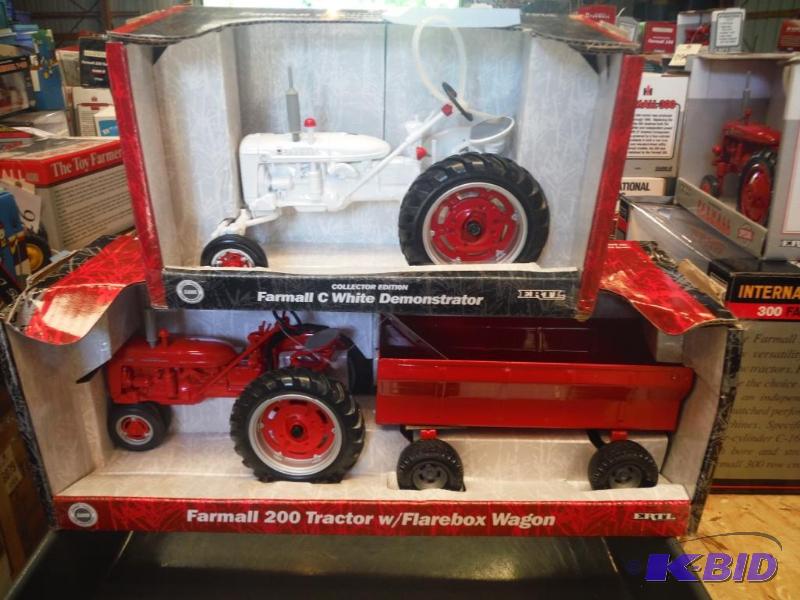 lot 424 image: Collectors Edition Farmall C White Demonstrat...