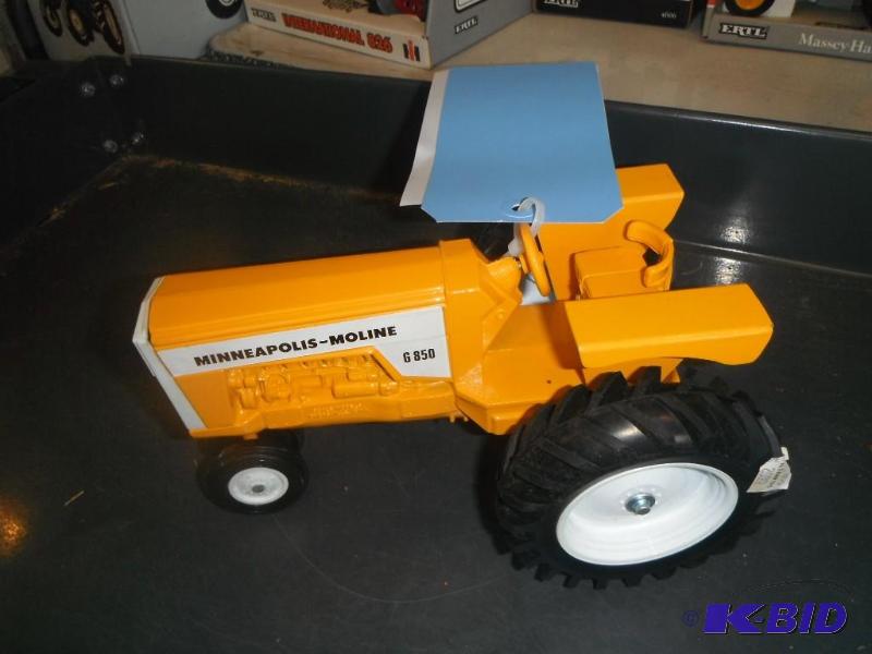 lot 473 image: Minneapolis Moline 6850 Tractor...