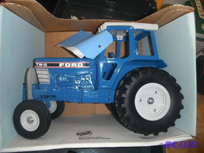 lot 481 image: Ford TW-5 Tractor...