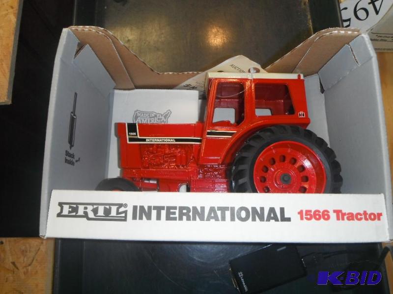 lot 483 image: International 1566 Tractor...