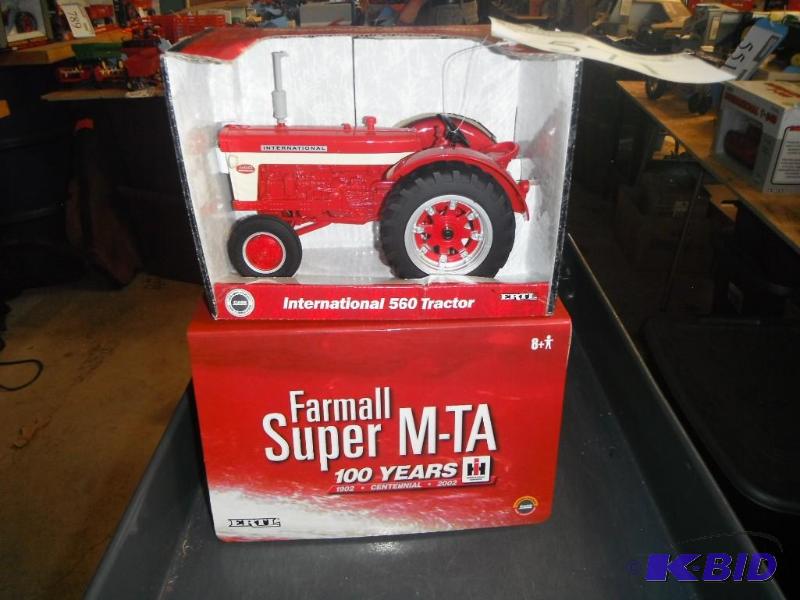lot 571 image: International 560 Tractor and Farmall&nbspSu...