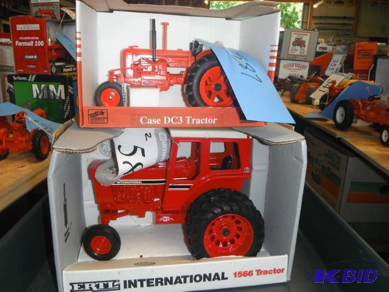 lot 587 image: Special Edition International 1566 Tractor an...