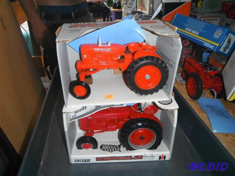 lot 604 image: International 600 Diesel Tractor and Allis-Ch...