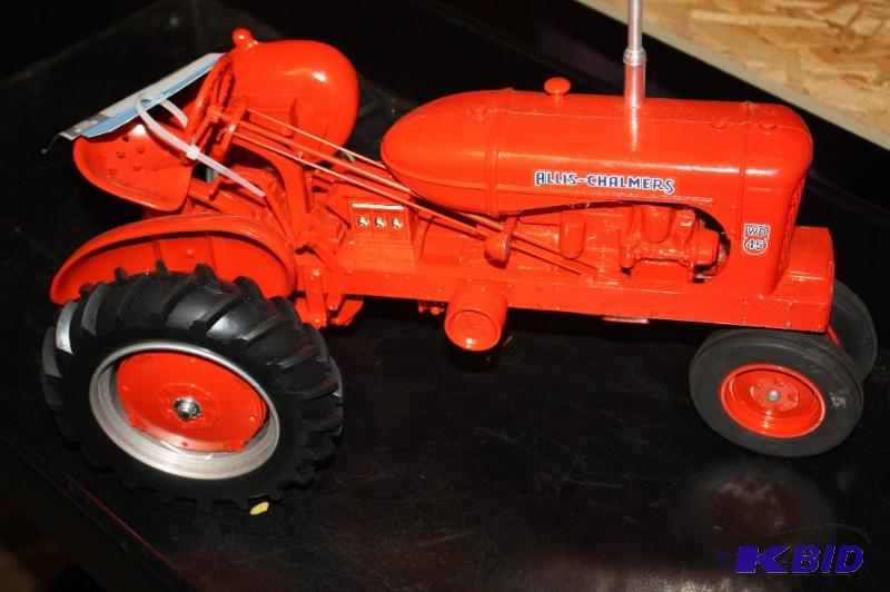 lot 641 image: Allis-Chalmers WD 45 Tractor...
