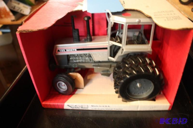lot 645 image: White 185 Tractor...