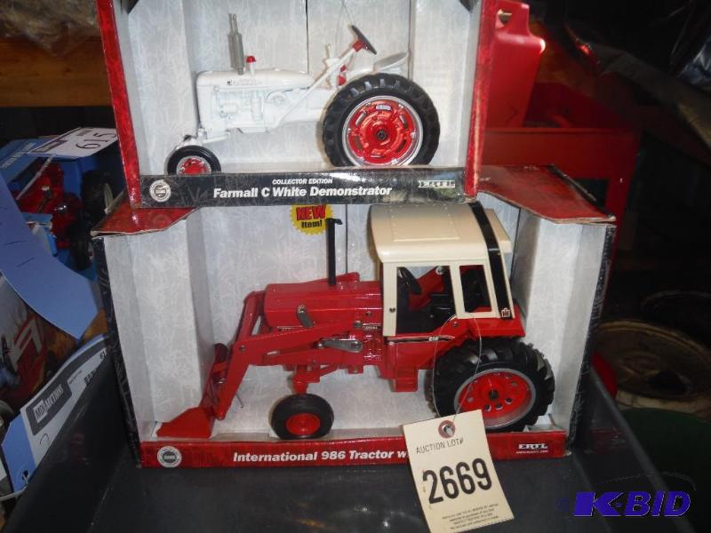 lot 651 image: Collectors Edition Farmall C White Demonstrat...