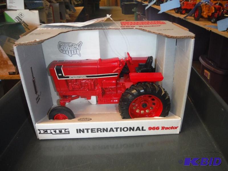 lot 665 image: Special Edition International 966 Tractor...