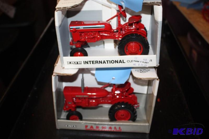 lot 672 image: International Cub Tractor and Farmall 140 Tra...