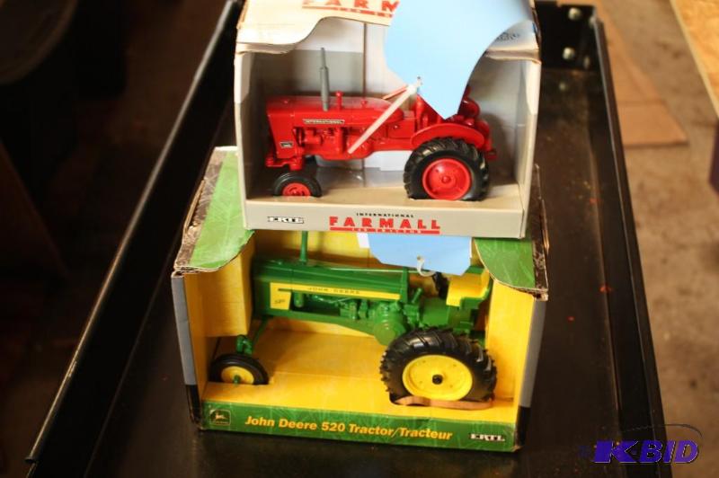 lot 689 image: John Deere 520 Tractor and Farmall 140 Tracto...