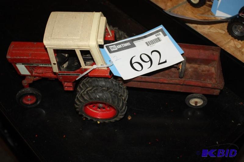 lot 692 image: International 1586 Tractor with Wagon...