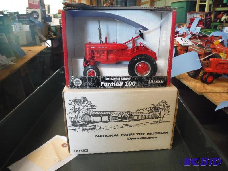 lot 723 image: Collectors Edition Farmall 100 Tractor and Co...
