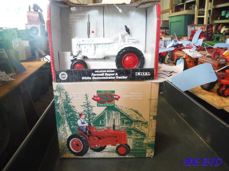 lot 724 image: Special Anniversary Edition Farmall H Tractor...