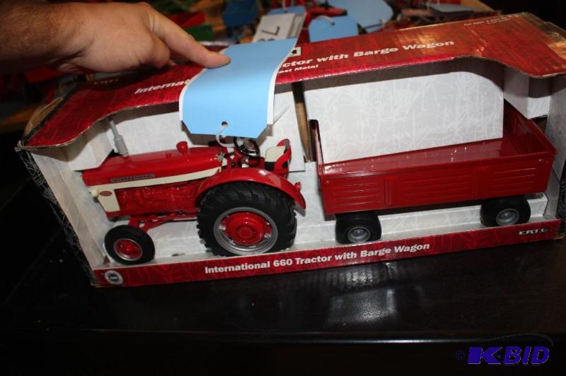 lot 789 image: International 660 Tractor with Barge Wagon...