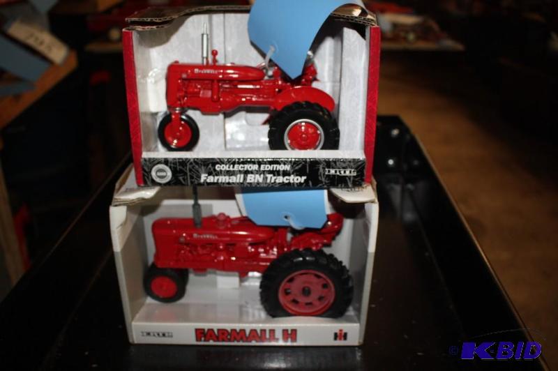 lot 802 image: Collectors Edition Farmall BN&nbspTractor an...
