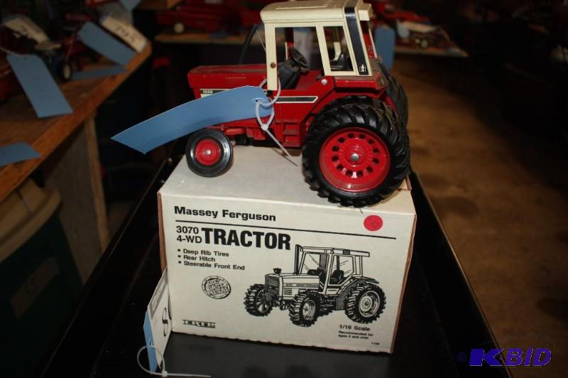 lot 807 image: Massey Ferguson 3070 4-WD Tractor and Interna...