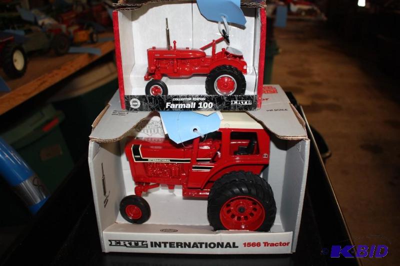 lot 809 image: Collectors Edition Farmall 100 Tractor and Sp...