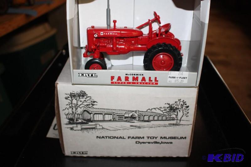 lot 810 image: Cockshutt 560 Tractor and Farmall&nbspSuper ...