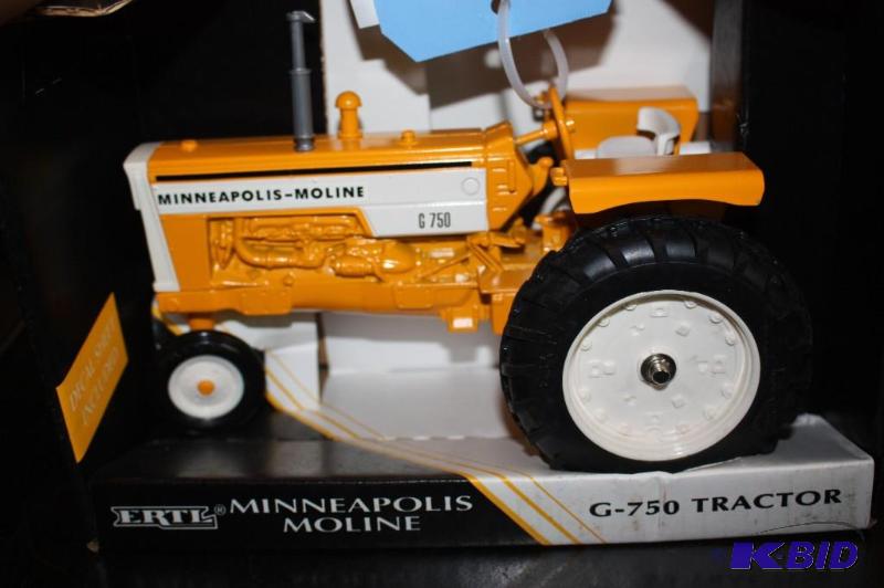 lot 815 image: Minneapolis Moline G 750 Tractor...