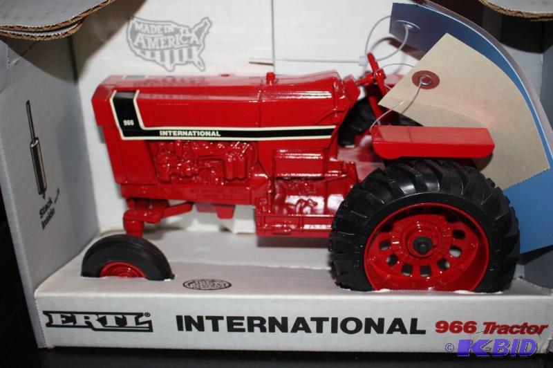 lot 816 image: Special Edition International 966 Tractor...