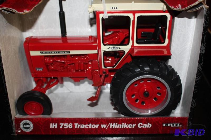 lot 817 image: IH 756 Tractor with Hiniker&nbspCab...