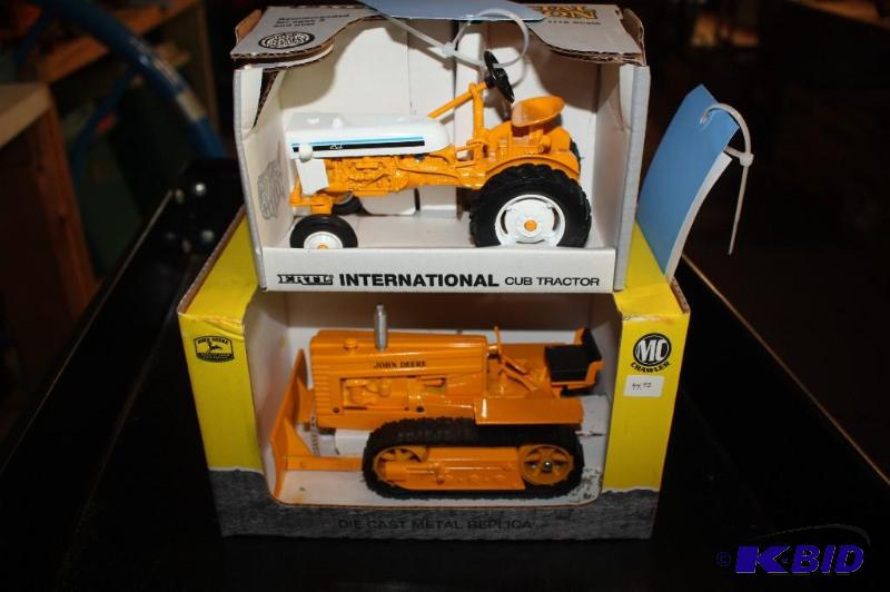 lot 823 image: Special Edition International Cub Tractor and...