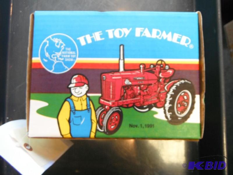 lot 88 image: Farmall Super M-TA Tractor...
