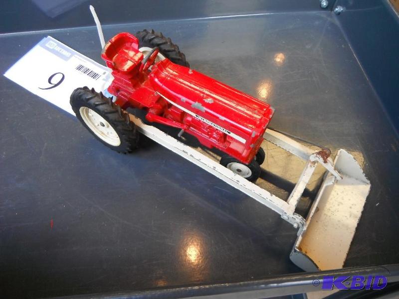 lot 9 image: International Tractor with Bucket...
