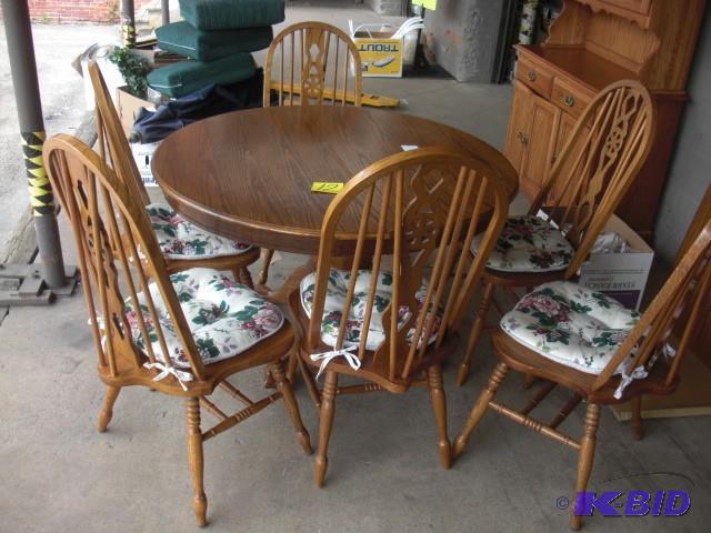 Dince Oak Dining room table.. Claw Foot w6 C...