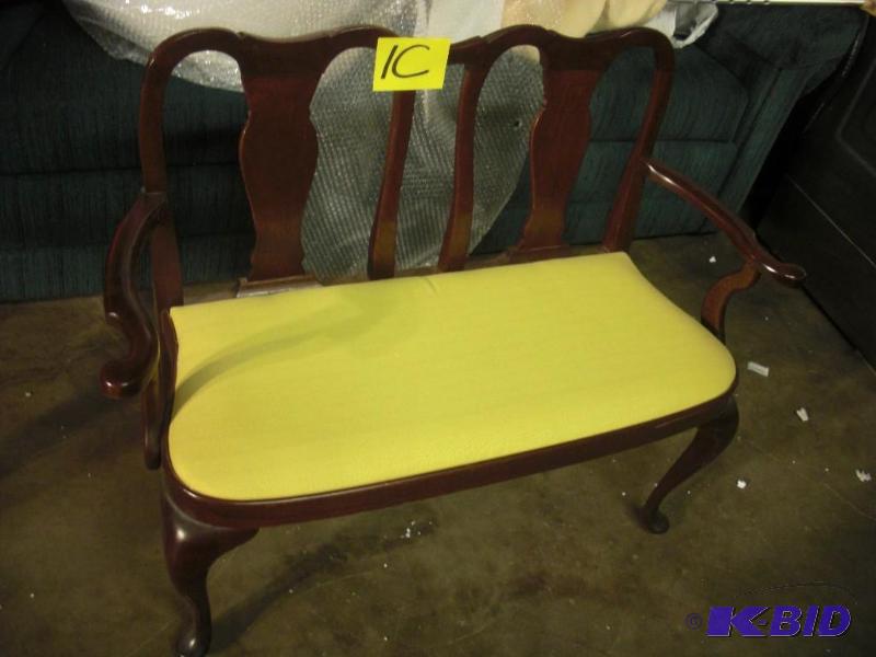 Love seat settee.. Queen Anne Style legs. .Lo...