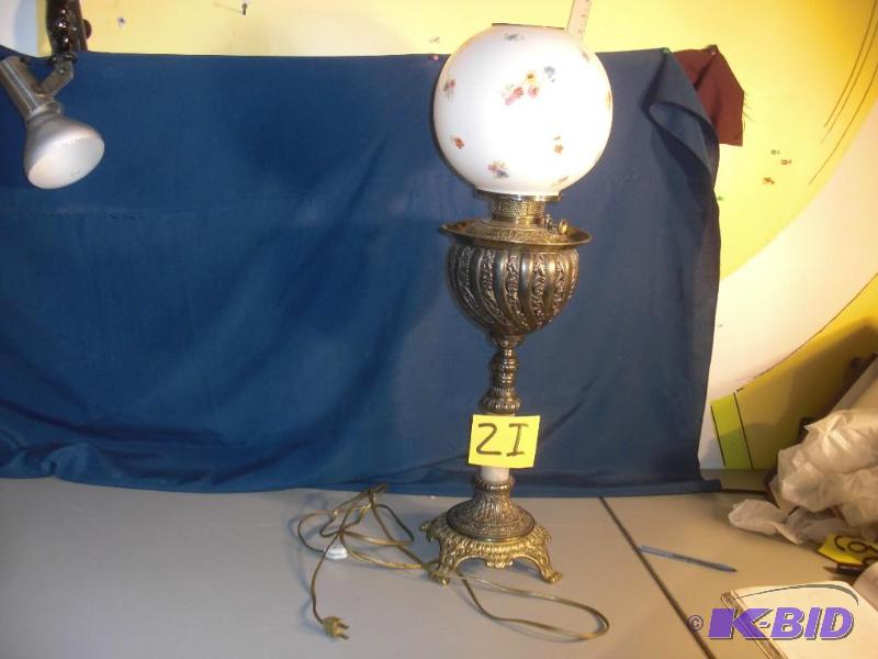 Nice old fashion lamp with round globe..a pie...