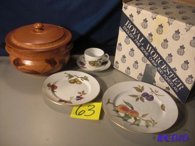 Soup Tureen, Mammako, Italian. Has a chip o...