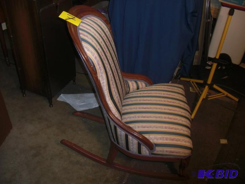 GREAT OLD ROCKING CHAIR.. EXCELLENT SHAPE.. S...