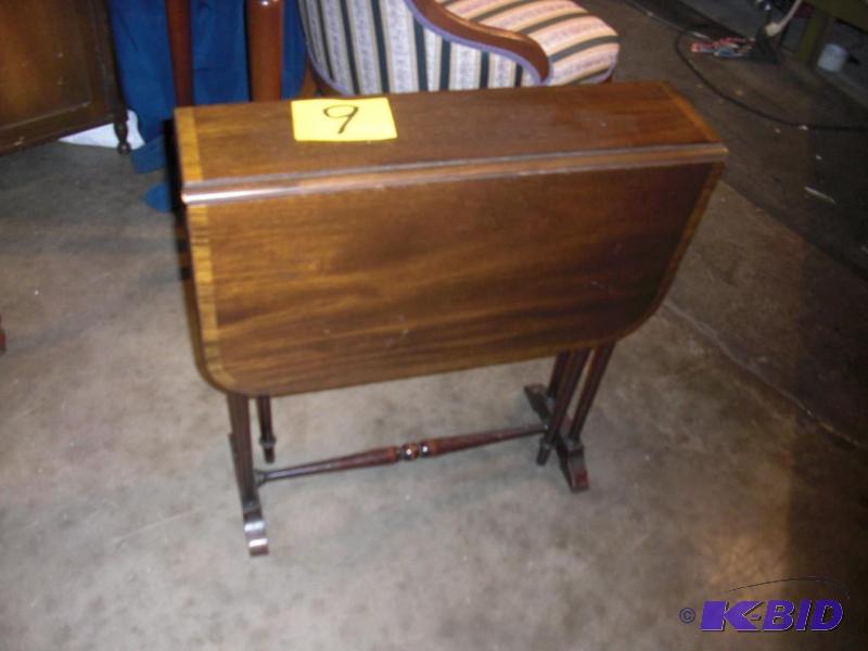 Nice drop leaf occassional table. Made by Fer...