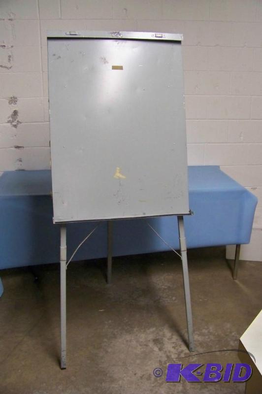 lot 46 image: Metal Easel