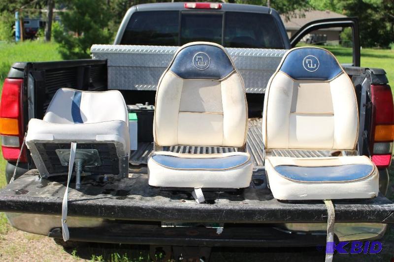 lot 11 image: Lot of (3) BoatPontoon Seats, (2) Same and (...