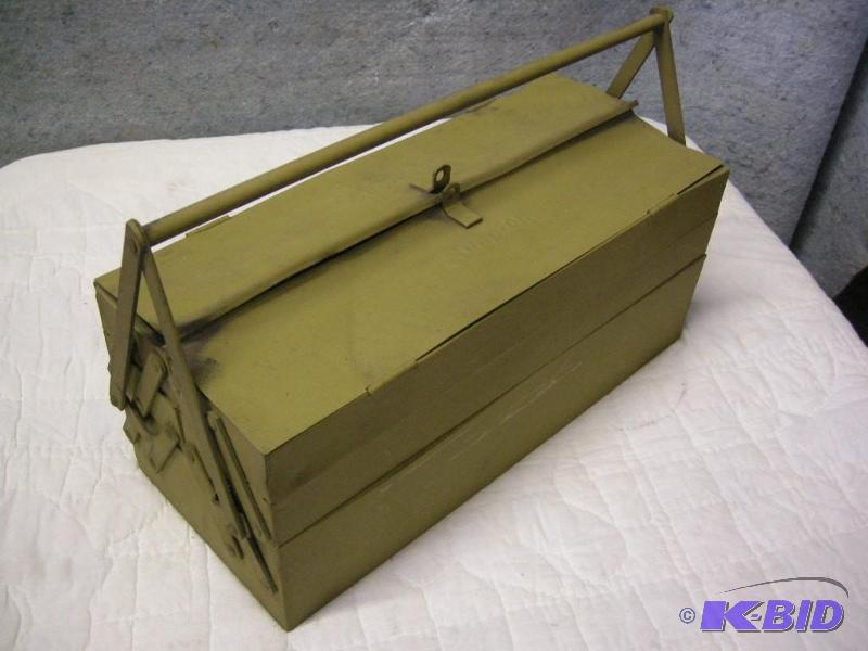 lot 20 image: Vintage Snap On metal tool box