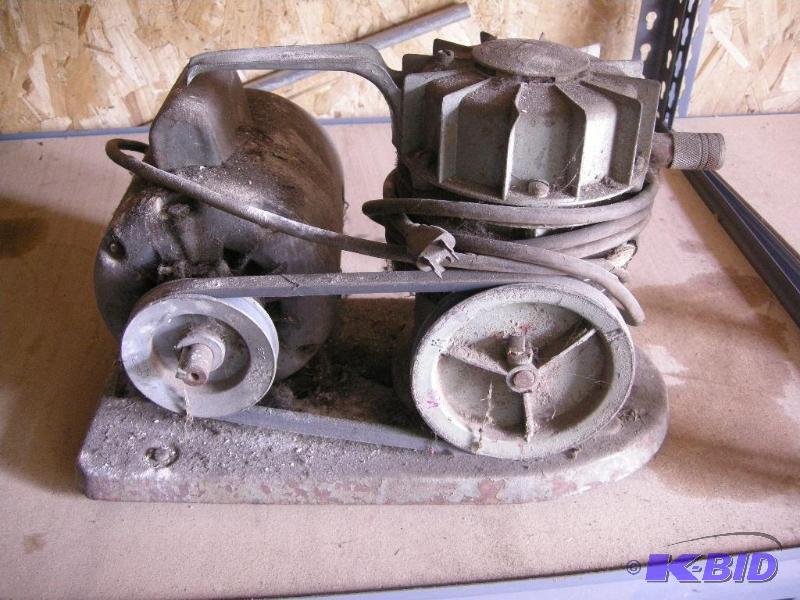 lot 25 image: Small air compressor
