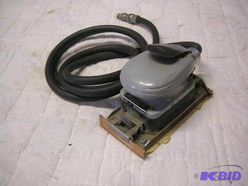 lot 30 image: Sioux Tools pneumatic orbital flat palm sander