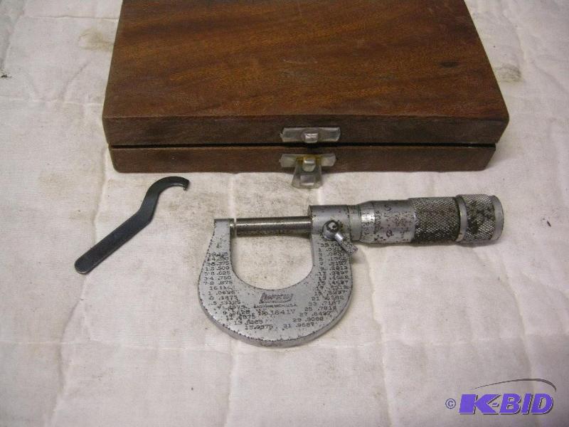 lot 32 image: Vintage Lufkin 1641V micrometer with case