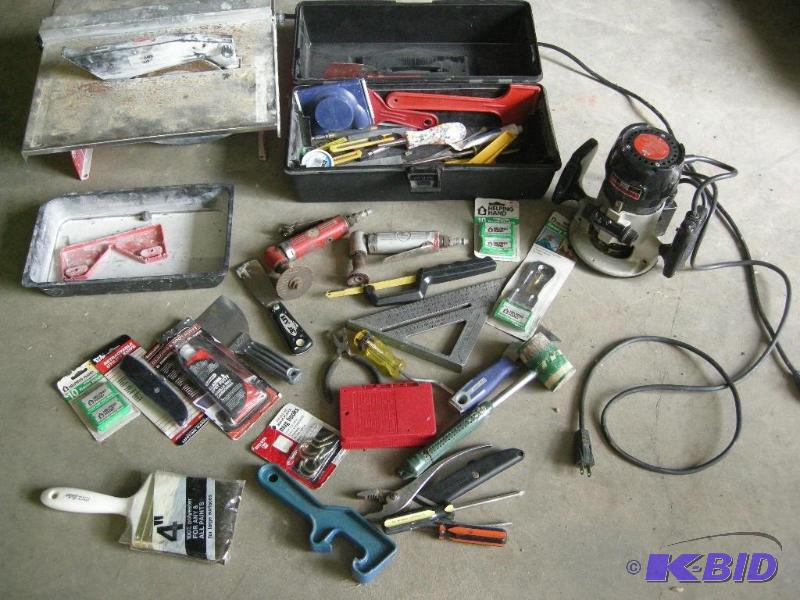 lot 74 image: Small tile saw, Craftsman router, more