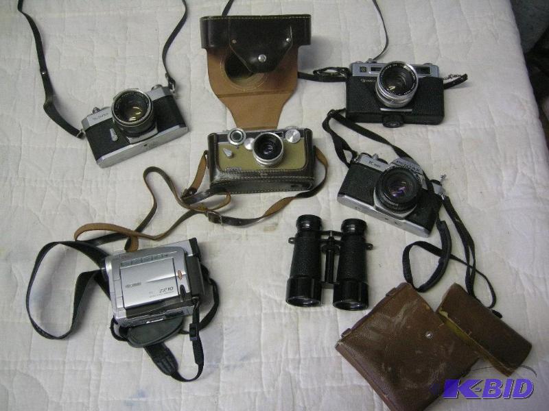 lot 79 image: Vintage camera lot