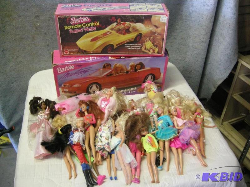 lot 89 image: Vintage 1979 Barbie Corvette and Mustang