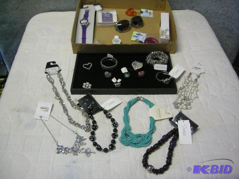 lot 97 image: Group of jewelry
