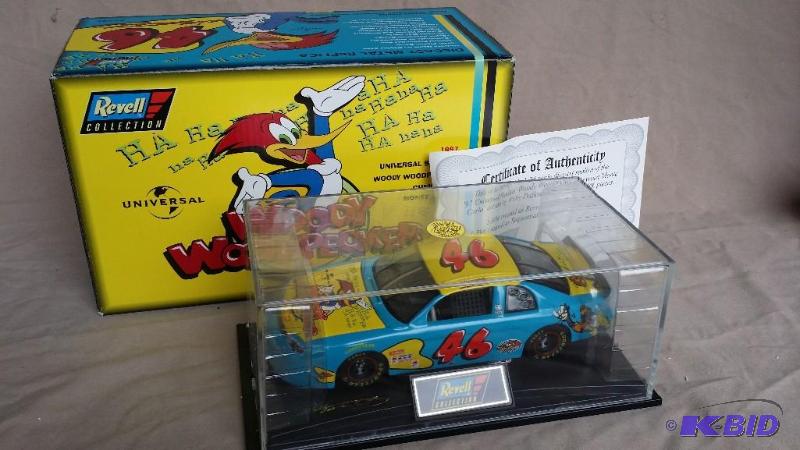 Revell Collection Die cast car 124 scale wit...